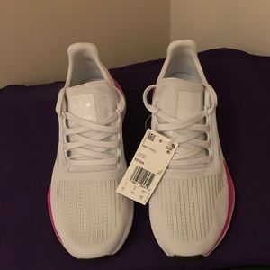 NWT Addidas Swift Run J